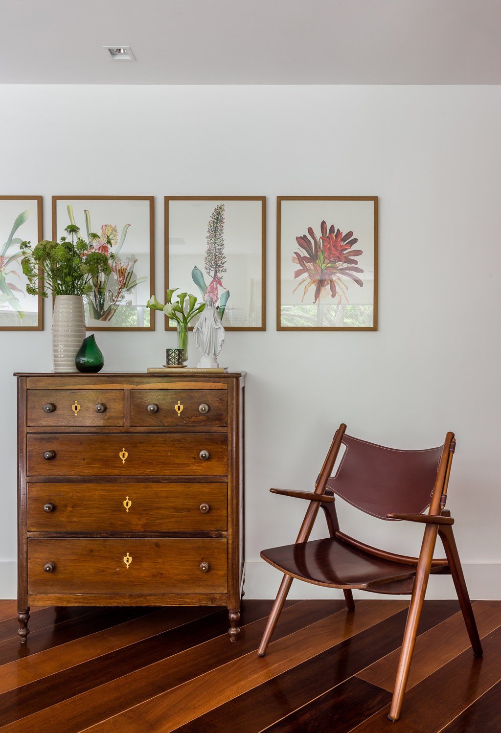 apartamento-de-98-m2-no-rio-ganha-nova-area-social-sem-quebra-quebra (4) Apartamento Rio de Janeiro Fernanda Medeiros decoração sala quadro comoda madeira cadeira
