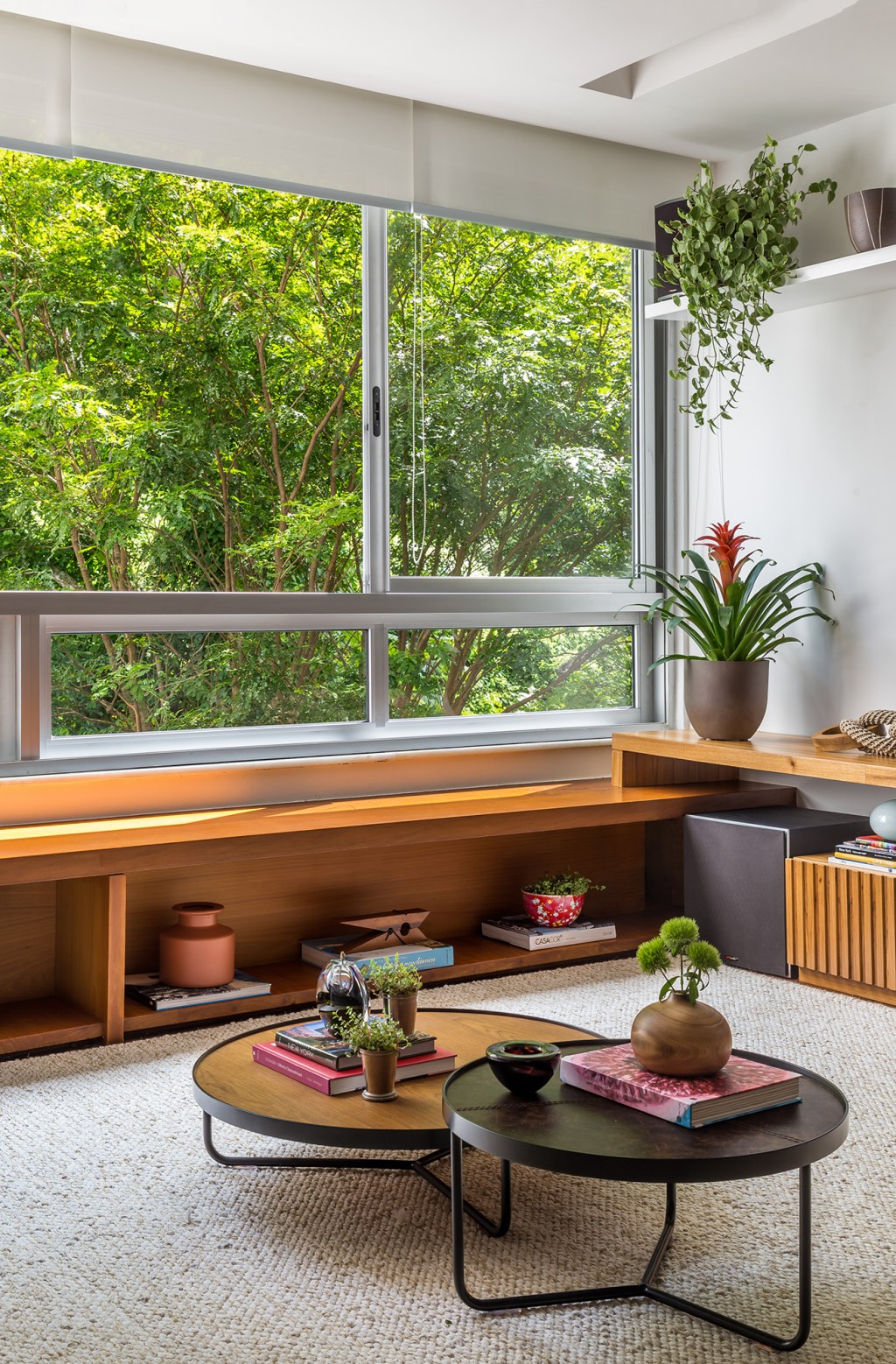apartamento-de-98-m2-no-rio-ganha-nova-area-social-sem-quebra-quebra (8) Apartamento Rio de Janeiro Fernanda Medeiros decoração sala estar vaso tapete marcenaria mesa