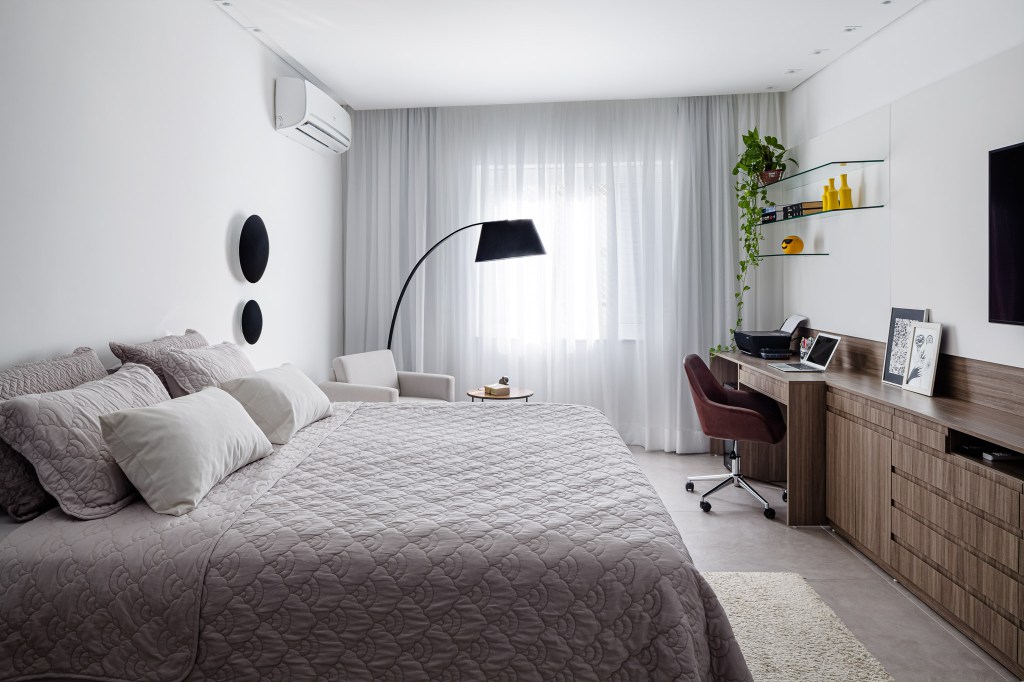 apartamento-em-copacabana-ganha-suite-com-banheira-integrada-ao-quarto (24) vivian reimers apartamento decoração rio de janeiro quarto cama home office cortina