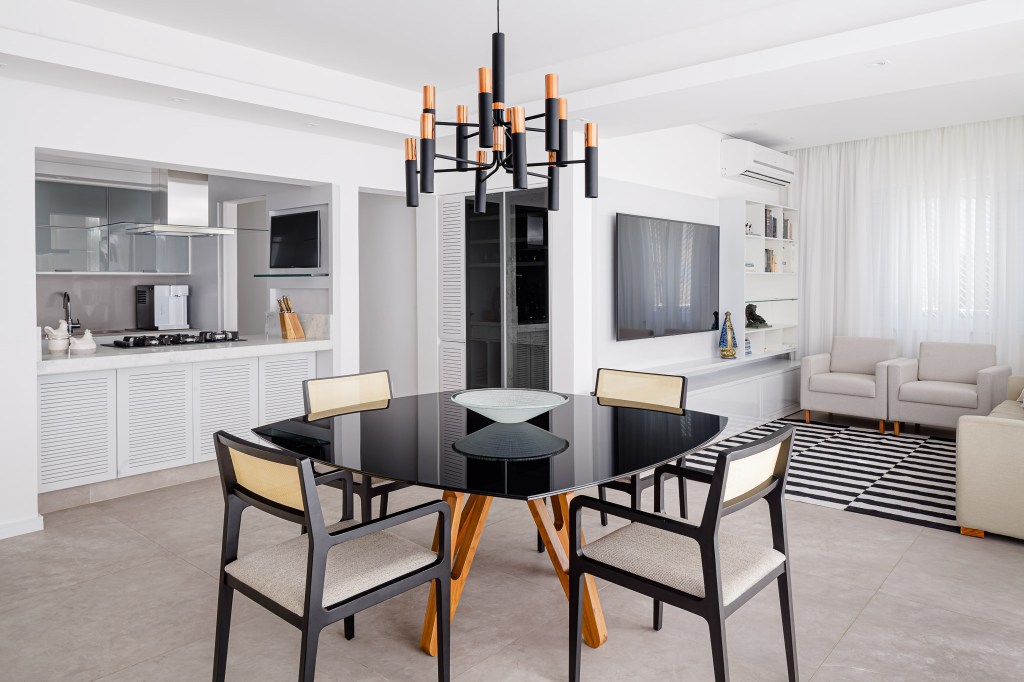 apartamento-em-copacabana-ganha-suite-com-banheira-integrada-ao-quarto (7) vivian reimers apartamento decoração rio de janeiro sala jantar mesa cadeira tapete