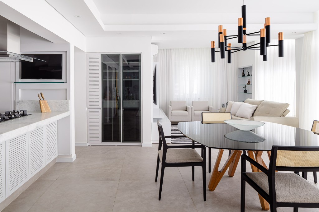 apartamento-em-copacabana-ganha-suite-com-banheira-integrada-ao-quarto (8) vivian reimers apartamento decoração rio de janeiro sala jantar mesa cadeira tapete