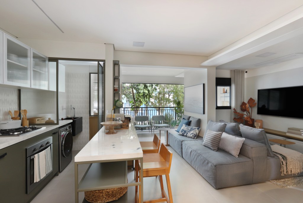 ape-versatil-69m-paleta-natural-e-integracao-todos-arquitetura-fotos-Maura-Mello-sala-integrada-cozinha (1) Apê versátil de 69m² aposta em paleta natural e integração.