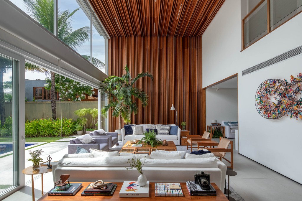 casa-com-vista-para-a-natureza-privilegia-os-espaco-para-receber (23) migs arquitetura Adriana Valle Patrícia Carvalho casa campo decoração arquitetura sala estar sofa madeira