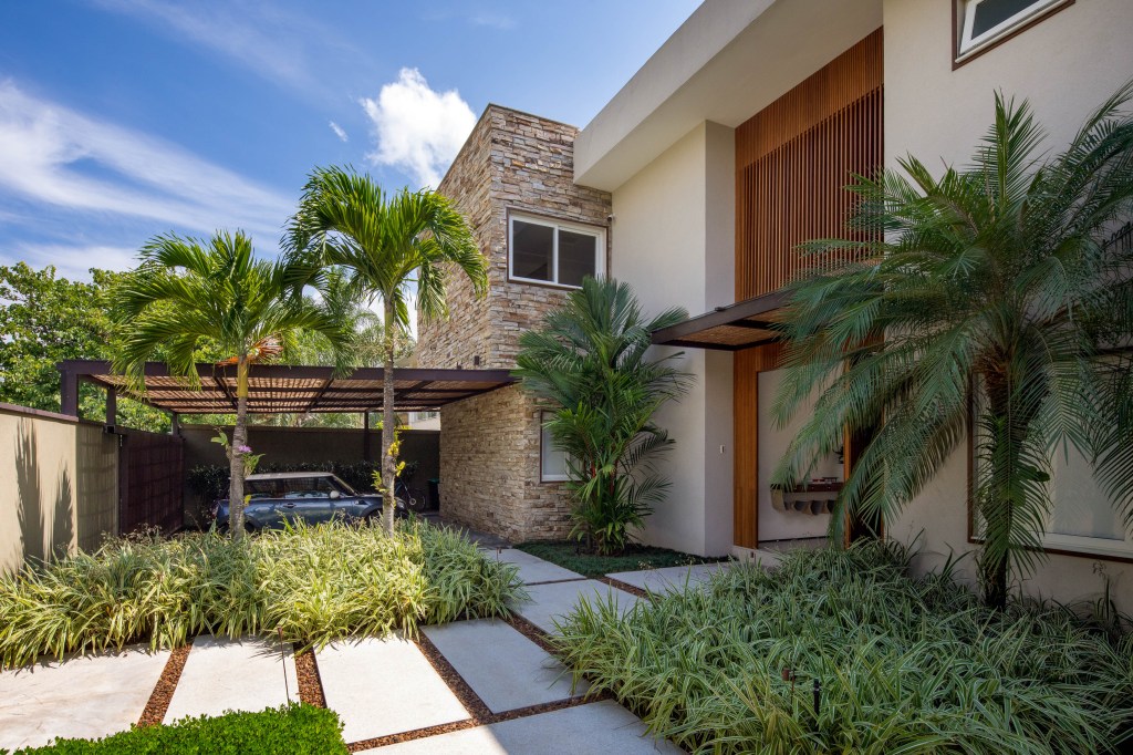 casa-com-vista-para-a-natureza-privilegia-os-espaco-para-receber (7) migs arquitetura Adriana Valle Patrícia Carvalho casa campo decoração arquitetura fachada pergula jardim