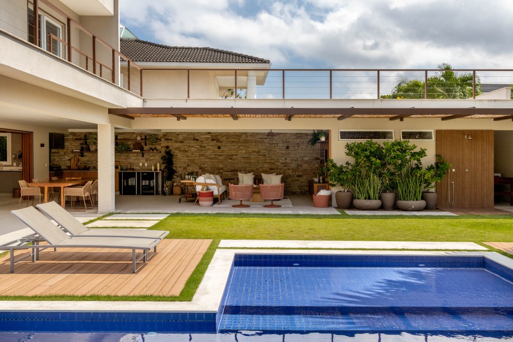 casa-com-vista-para-a-natureza-privilegia-os-espaco-para-receber (71) migs arquitetura Adriana Valle Patrícia Carvalho casa campo decoração arquitetura varanda gourmet piscina jardim