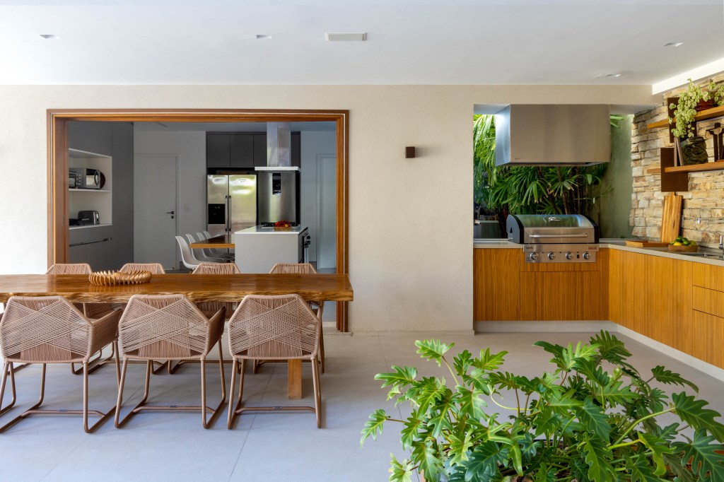 casa-com-vista-para-a-natureza-privilegia-os-espaco-para-receber (92) migs arquitetura Adriana Valle Patrícia Carvalho casa campo decoração arquitetura varanda gourmet cozinha mesa