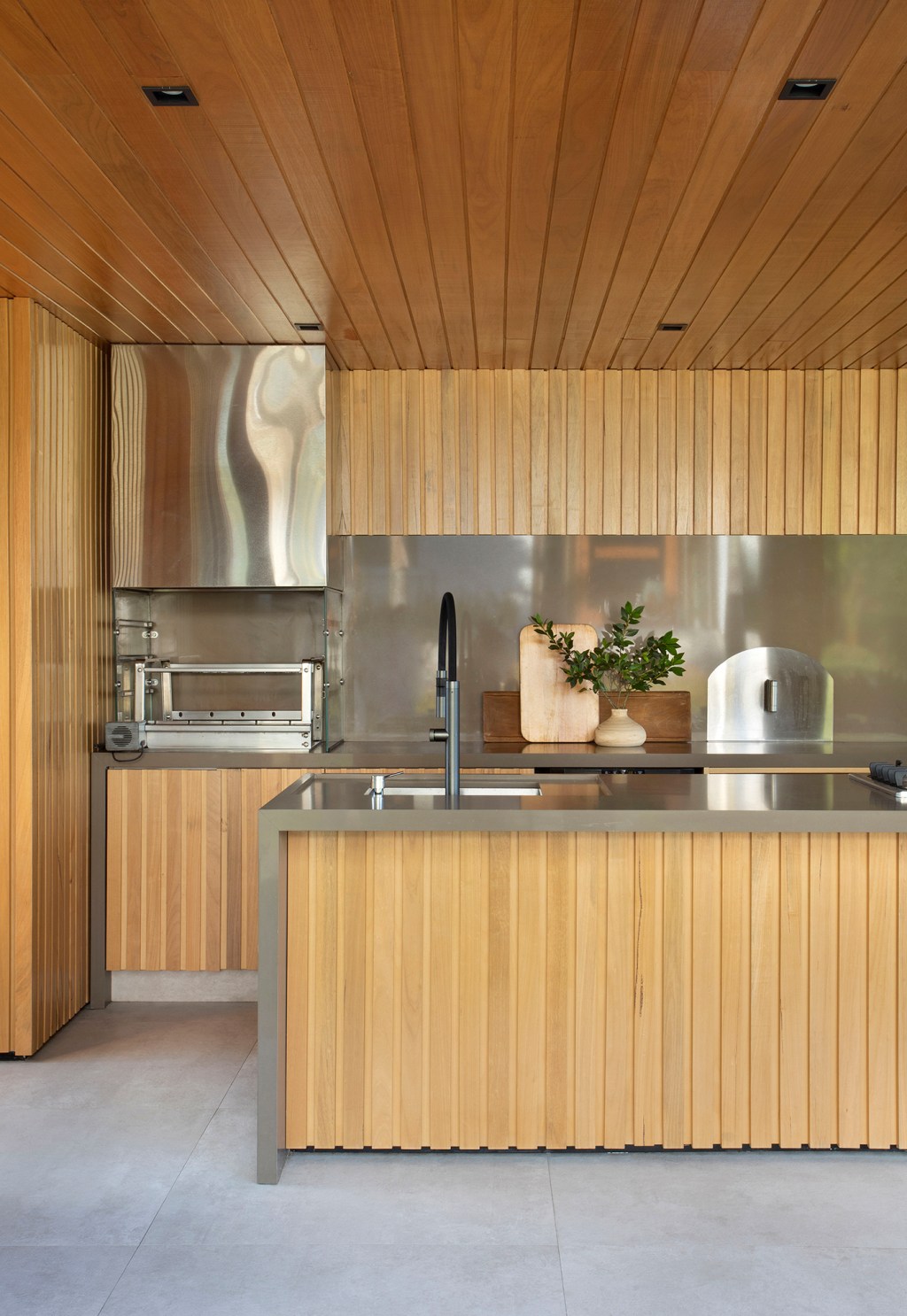 casa-localizada-na-regiao-serrana-do-rio-ganha-projeto-contemporaneo-e-biofilico (12) Casa serra Rio de janeiro biofilia Diego Raposo + Arquitetos cozinha madeira balcao