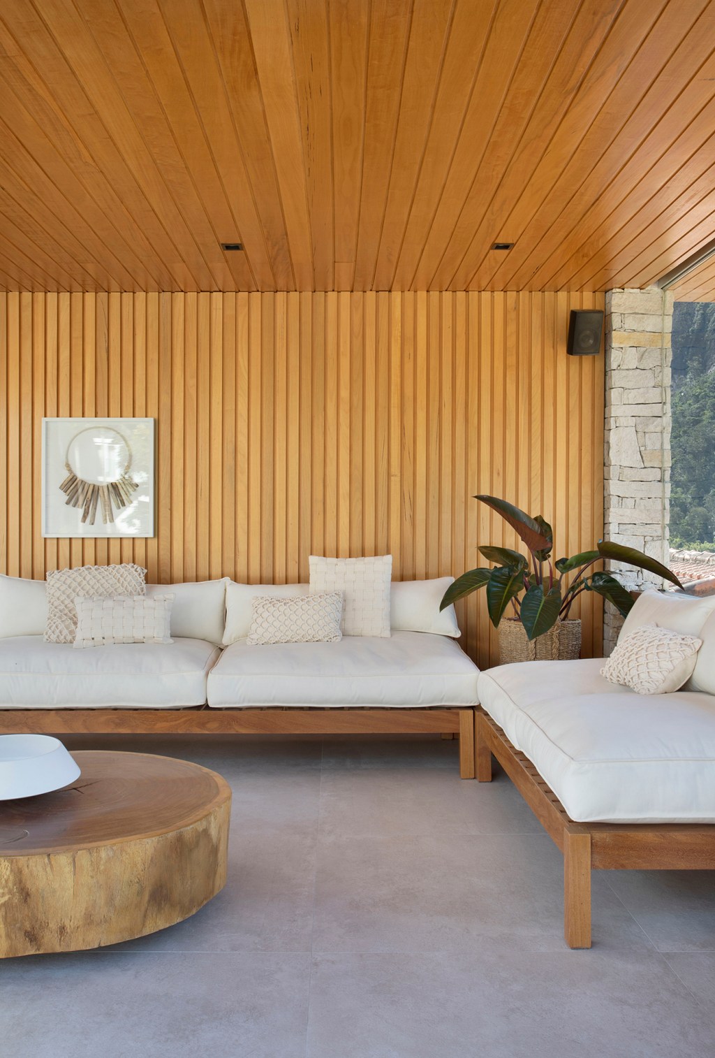 casa-localizada-na-regiao-serrana-do-rio-ganha-projeto-contemporaneo-e-biofilico (13) Casa serra Rio de janeiro biofilia Diego Raposo + Arquitetos sala estar sofa madeira