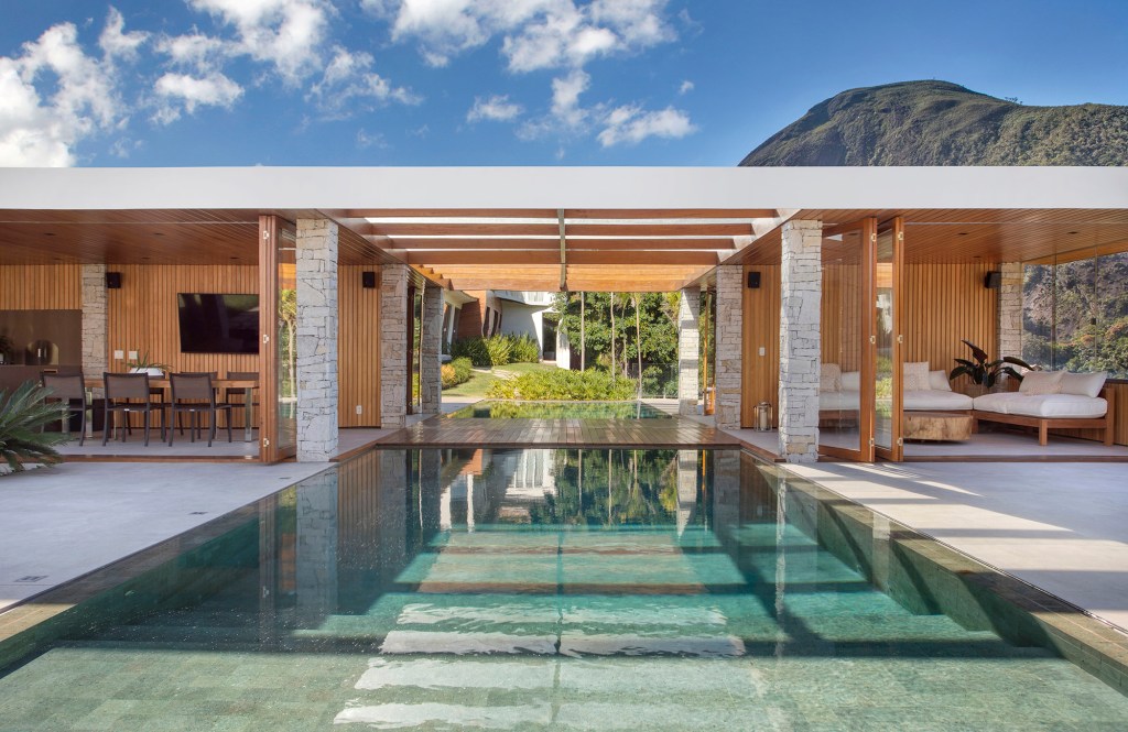 casa-localizada-na-regiao-serrana-do-rio-ganha-projeto-contemporaneo-e-biofilico (5) Casa serra Rio de janeiro biofilia Diego Raposo + Arquitetos fachada jardim paisagismo piscina varanda