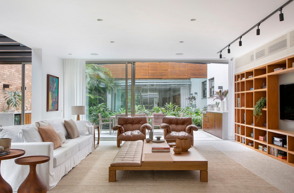 casa-no-leblon-possui-escorregador-na-escada-e-muitas-obras-de-arte (18) casa natalia lemos reforma arquitetura decoração rio de janeiro sala estar sofa poltrona tapete