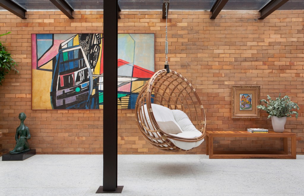 casa-no-leblon-possui-escorregador-na-escada-e-muitas-obras-de-arte (32) casa natalia lemos reforma arquitetura decoração rio de janeiro quadro arte poltrona