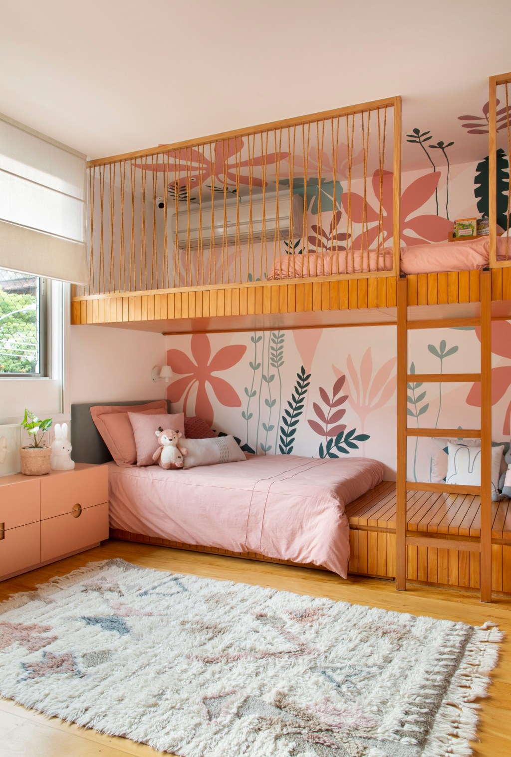 casa-no-leblon-possui-escorregador-na-escada-e-muitas-obras-de-arte (8) casa natalia lemos reforma arquitetura decoração rio de janeiro quarto crianca infantil beliche