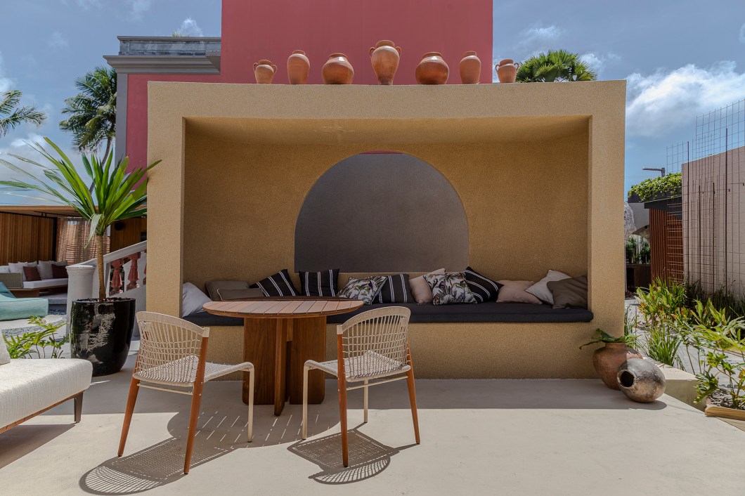 Cristiana Cardoso - Casa de Areia SPA DECA. Como uma duna que se transforma todo momento se adaptando ao mundo à sua volta, o ambiente é um lembrete de que a vida é inconstante e segue um fluxo natural. É um convite à mudança, ao inesperado e a certeza de que tudo tem um tempo certo para acontecer. São 85 m² distribuídos em lounge de entrada, área aberta de contemplação e suíte completa - quarto, banheiro e área externa/spa - tudo integrado à natureza. Um spa diferente, que deixa de lado as inspirações convencionais para se conectar com o litoral brasileiro a partir de tudo que está próximo à praia. Materiais naturais foram amplamente utilizados, como eucalipto de reflorestamento, piso de pedra Jerusalém, palha nos forros, madeira de reutilização para bancada e base neutra para a coleção de metais. Cristiana Cardoso - Casa de Areia SPA DECA. Como uma duna que se transforma todo momento se adaptando ao mundo à sua volta, o ambiente é um lembrete de que a vida é inconstante e segue um fluxo natural. É um convite à mudança, ao inesperado e a certeza de que tudo tem um tempo certo para acontecer. São 85 m² distribuídos em lounge de entrada, área aberta de contemplação e suíte completa - quarto, banheiro e área externa/spa - tudo integrado à natureza. Um spa diferente, que deixa de lado as inspirações convencionais para se conectar com o litoral brasileiro a partir de tudo que está próximo à praia. Materiais naturais foram amplamente utilizados, como eucalipto de reflorestamento, piso de pedra Jerusalém, palha nos forros, madeira de reutilização para bancada e base neutra para a coleção de metais.