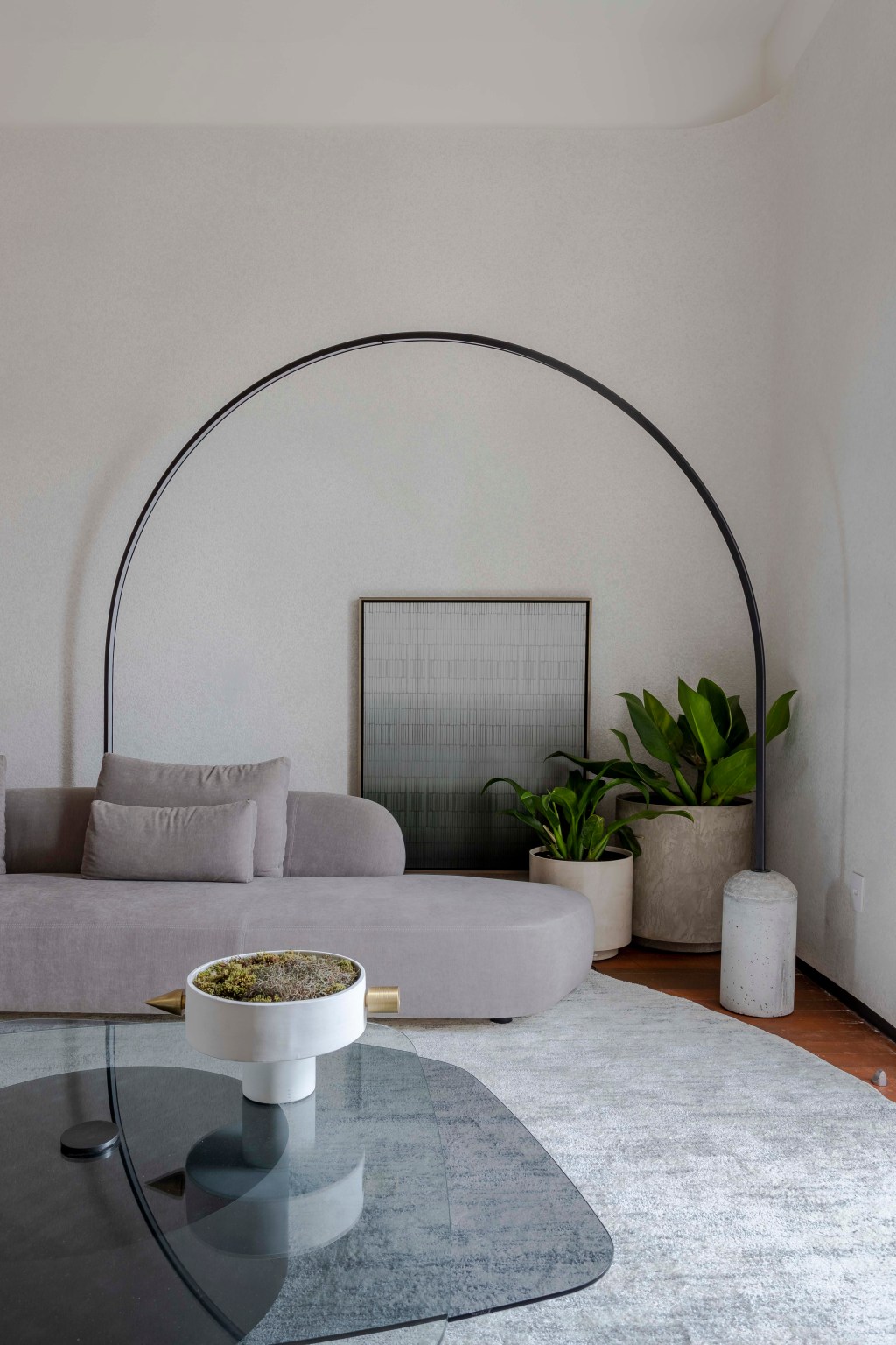 hertha-dantas-living-refletir-casacor-sergipe-2022-credito-gabriela-daltro (2) Hertha Dantas Living refletIR CASACOR Sergipe 2022 sofa sala mesa jantar quadro tapete