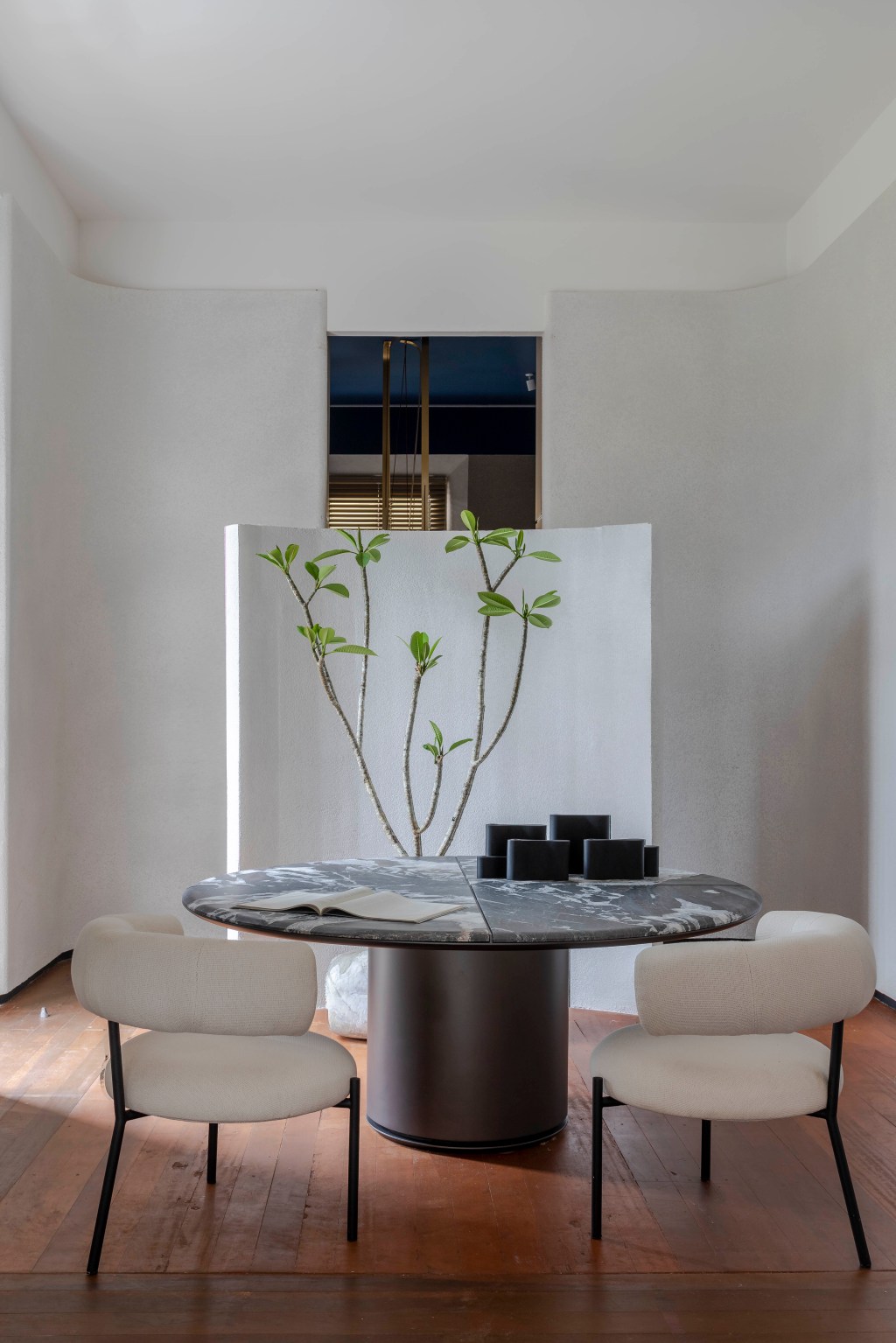 hertha-dantas-living-refletir-casacor-sergipe-2022-credito-gabriela-daltro (3) Hertha Dantas Living refletIR CASACOR Sergipe 2022 sofa sala mesa jantar quadro