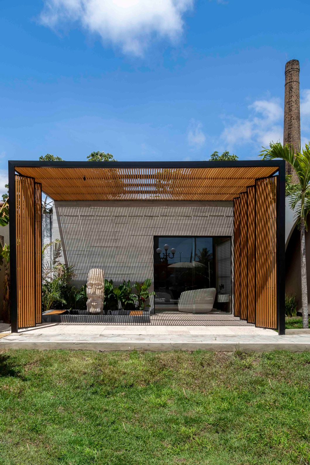 Marcos Brito - Loft do Atleta. O projeto traz um conceito de integração e flexibilidade. O ambiente com cerca de 45 m² surgiu com uma linguagem jovem e masculina. Materiais naturais preenchem o espaço, reforçando o aconchego e a elegância. Formas orgânicas com um layout fluído, composto por área interna e externa, refletem a ideia da casa como lugar cada vez mais protagonista na vida. A paleta dos tons terrosos e o forro em tom amadeirado abraça todo o espaço. O ambiente é convidativo ao relaxamento e o mobiliário orgânico valoriza o design. Os poucos elementos de iluminação deixam a atmosfera segura e aconchegante, aliada a uma iluminação natural abundante, pensada através das esquadrias e das aberturas. Marcos Brito - Loft do Atleta. O projeto traz um conceito de integração e flexibilidade. O ambiente com cerca de 45 m² surgiu com uma linguagem jovem e masculina. Materiais naturais preenchem o espaço, reforçando o aconchego e a elegância. Formas orgânicas com um layout fluído, composto por área interna e externa, refletem a ideia da casa como lugar cada vez mais protagonista na vida. A paleta dos tons terrosos e o forro em tom amadeirado abraça todo o espaço. O ambiente é convidativo ao relaxamento e o mobiliário orgânico valoriza o design. Os poucos elementos de iluminação deixam a atmosfera segura e aconchegante, aliada a uma iluminação natural abundante, pensada através das esquadrias e das aberturas.