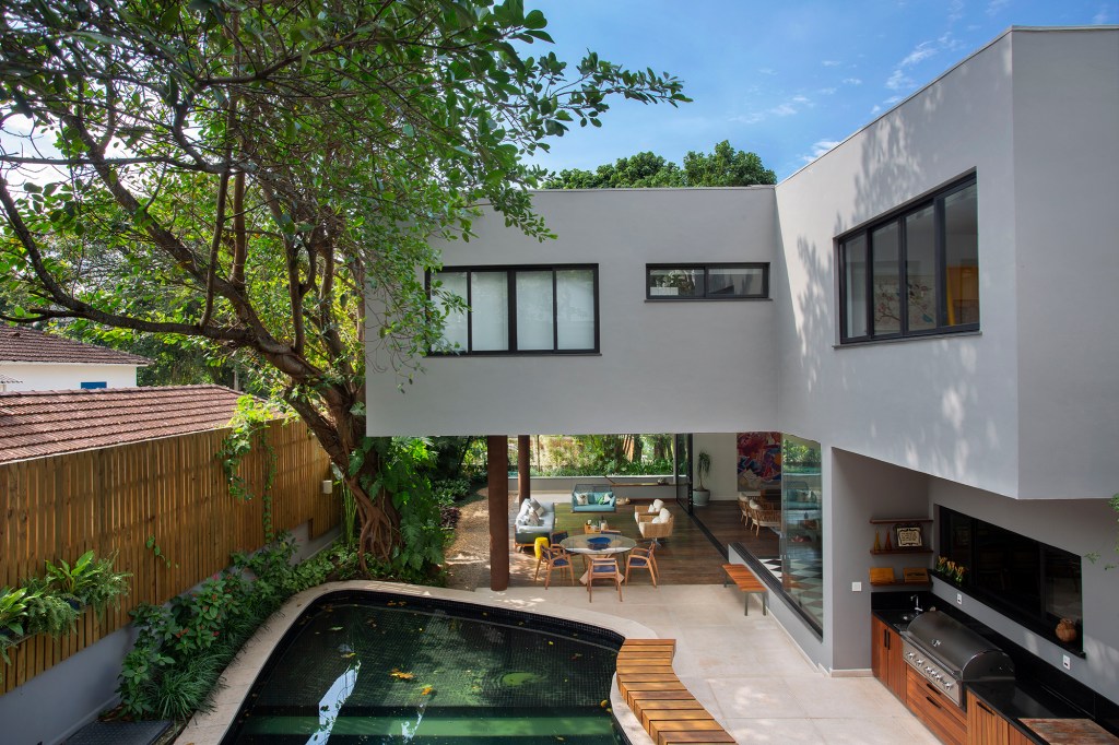 reforma-integra-esta-casa-de-790-m²-a-natureza-do-rio-de-janeiro (10) reforma casa rio de janeiro ketlein amorin fachada piscina jardim varanda