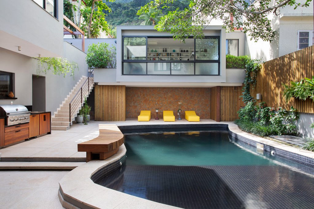 reforma-integra-esta-casa-de-790-m²-a-natureza-do-rio-de-janeiro (11) reforma casa rio de janeiro ketlein amorin fachada piscina jardim varanda