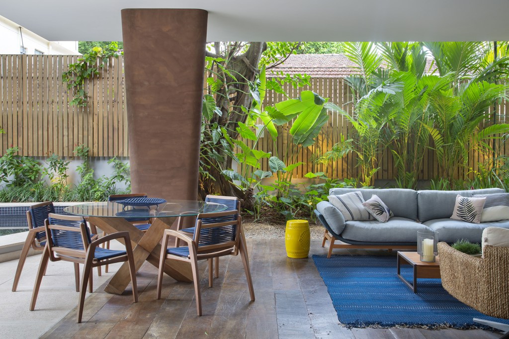 reforma-integra-esta-casa-de-790-m²-a-natureza-do-rio-de-janeiro (15) reforma casa rio de janeiro ketlein amorin sala estar sofa tapete mesa cadeira jardim