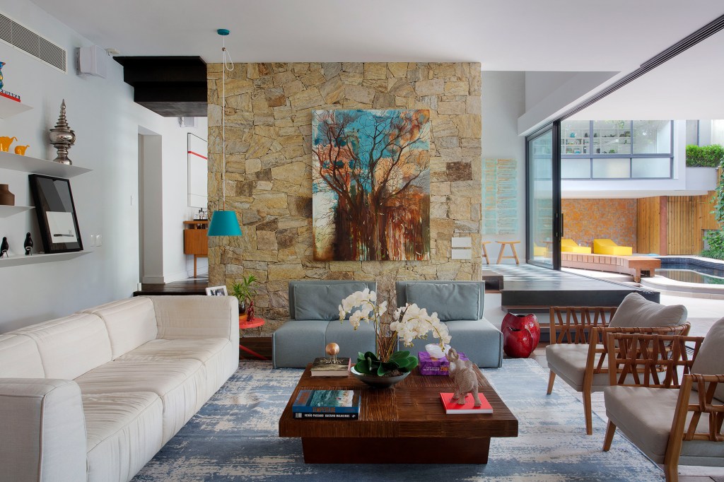 reforma-integra-esta-casa-de-790-m²-a-natureza-do-rio-de-janeiro (16) reforma casa rio de janeiro ketlein amorin sala estar sofa tapete quadro