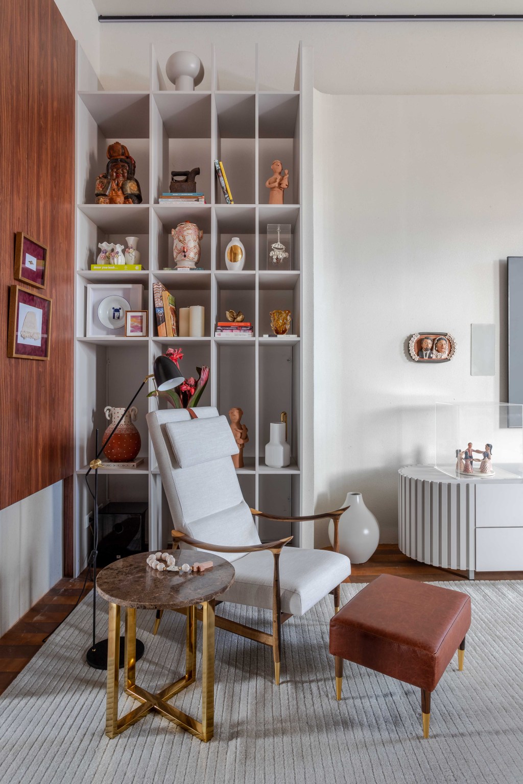 roc-arquitetura-entre-lacos-casacor-sergipe-2022-credito-gabriela-daltro (3) ROC Arquitetura Entre_laços CASACOR Sergipe 2022 sala poltrona tapete estante quadro