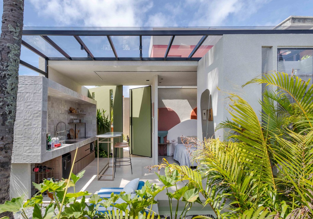 Sape Concept - 79 HOST. A dupla de arquitetos Marcelo Mabel e Vanessa Guimarães trouxe para a CASACOR Sergipe um ambiente para ser alugado por temporada, inspirado nas viagens mundo afora, mais especificamente na hospedagem, quando é impossível ter privacidade. A proposta do‘79.Host’ é possibilitar, mesmo durante uma curta hospedagem, que o visitante desfrute de um ambiente com conforto, sofisticação e viva uma experiência diferenciada. Sape Concept - 79 HOST. A dupla de arquitetos Marcelo Mabel e Vanessa Guimarães trouxe para a CASACOR Sergipe um ambiente para ser alugado por temporada, inspirado nas viagens mundo afora, mais especificamente na hospedagem, quando é impossível ter privacidade. A proposta do‘79.Host’ é possibilitar, mesmo durante uma curta hospedagem, que o visitante desfrute de um ambiente com conforto, sofisticação e viva uma experiência diferenciada.