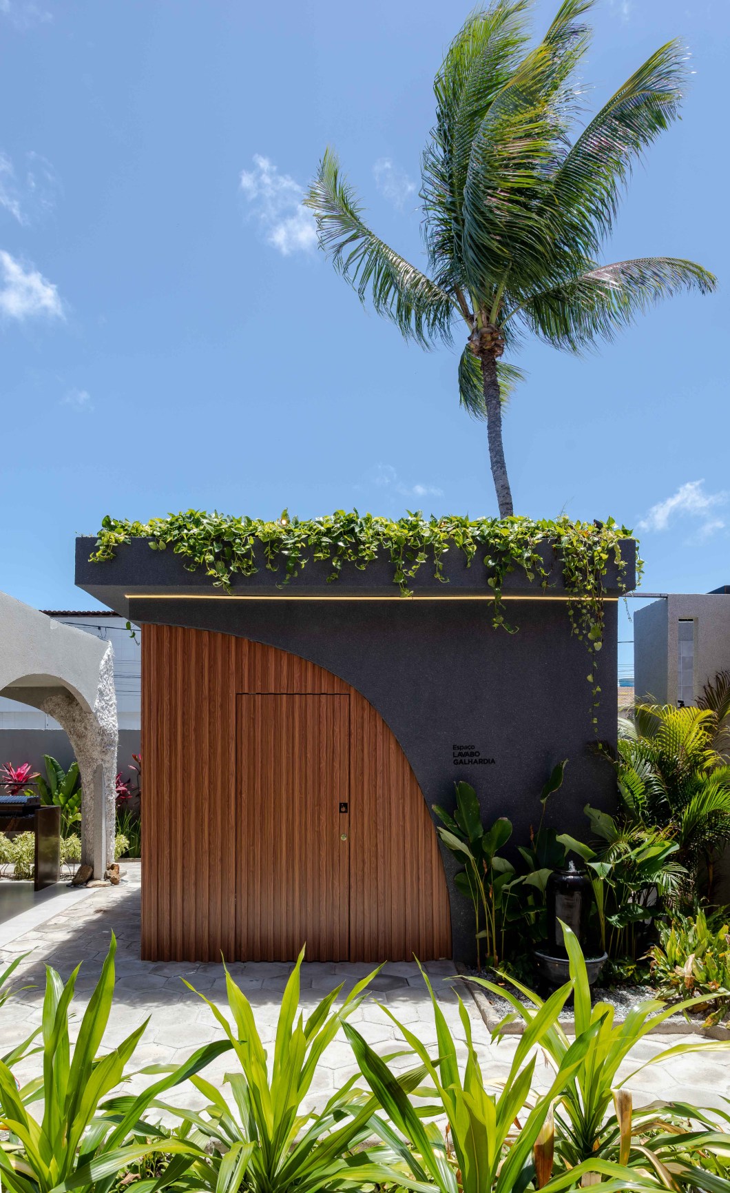 Wal Bastos - Lavabo Galhardia. O projeto tem como características a criatividade e o conforto, trazendo sofisticação e elegância. O espaço foi criado com acessibilidade e infraestrutura adequadas para garantir segurança em seu uso. O ambiente foi inspirado nas belezas naturais dos rios subterrâneos do Riviera Maya, em Cancún. A junção dos elementos da arquitetura clássica com a arquitetura orgânica, incorporou tendências marcantes, trazendo sutileza e requinte, representando os traços presentes na natureza de forma moderna e inovadora. Wal Bastos - Lavabo Galhardia. O projeto tem como características a criatividade e o conforto, trazendo sofisticação e elegância. O espaço foi criado com acessibilidade e infraestrutura adequadas para garantir segurança em seu uso. O ambiente foi inspirado nas belezas naturais dos rios subterrâneos do Riviera Maya, em Cancún. A junção dos elementos da arquitetura clássica com a arquitetura orgânica, incorporou tendências marcantes, trazendo sutileza e requinte, representando os traços presentes na natureza de forma moderna e inovadora.
