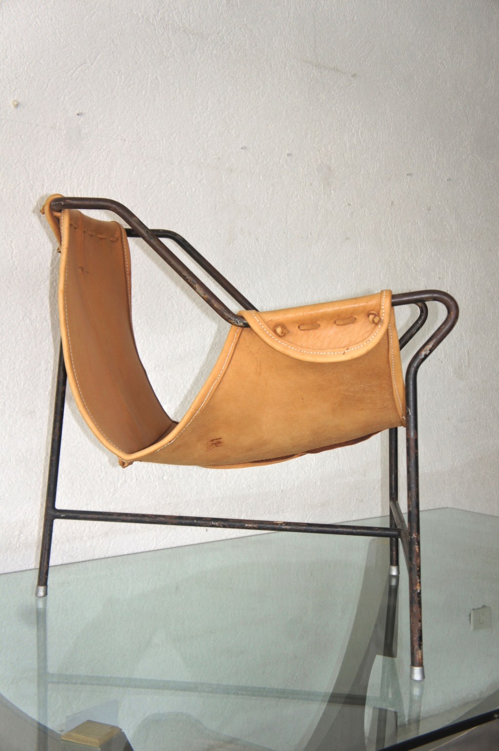 LINA BO BARDI DESIGNER_ Fotografia da Cadeira 3 Pés, versão de conduíte (ferro leve)_1948_1949_Crédito Ssergio Campos Cadeira 3 Pés, versão de conduíte (ferro leve) /