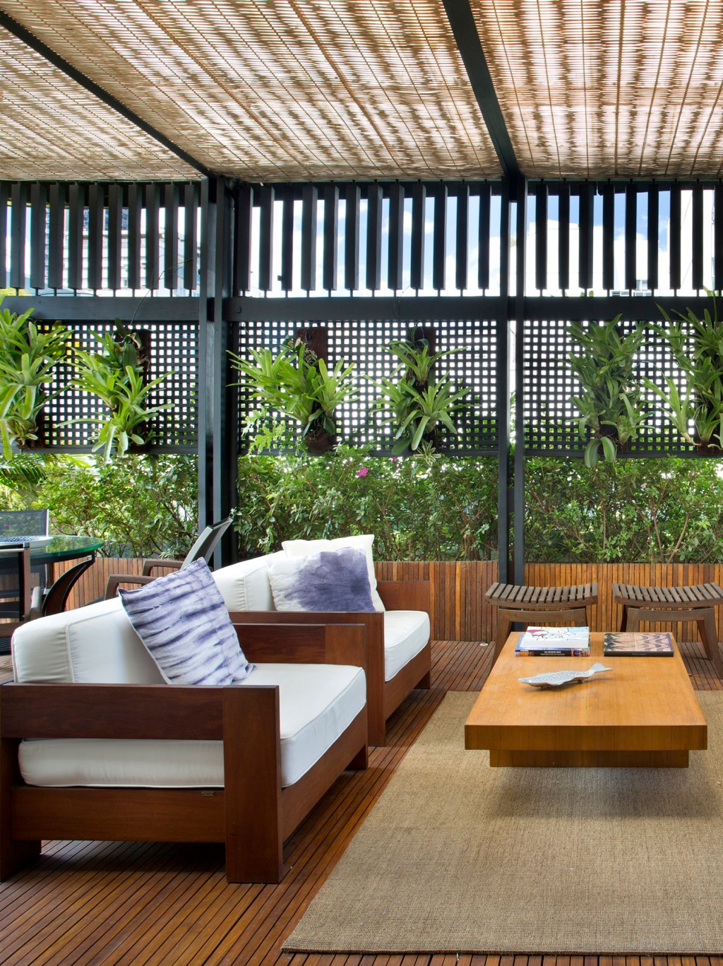 terraco-ganha-paisagismo-com-plantas-altas-para-criar-privacidade (1) Terraço paisagismo plantas altas Anna Luiza Rothier jardim banco sofa mesa