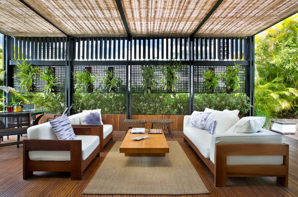 terraco-ganha-paisagismo-com-plantas-altas-para-criar-privacidade (4) Terraço paisagismo plantas altas Anna Luiza Rothier jardim banco sofa mesa