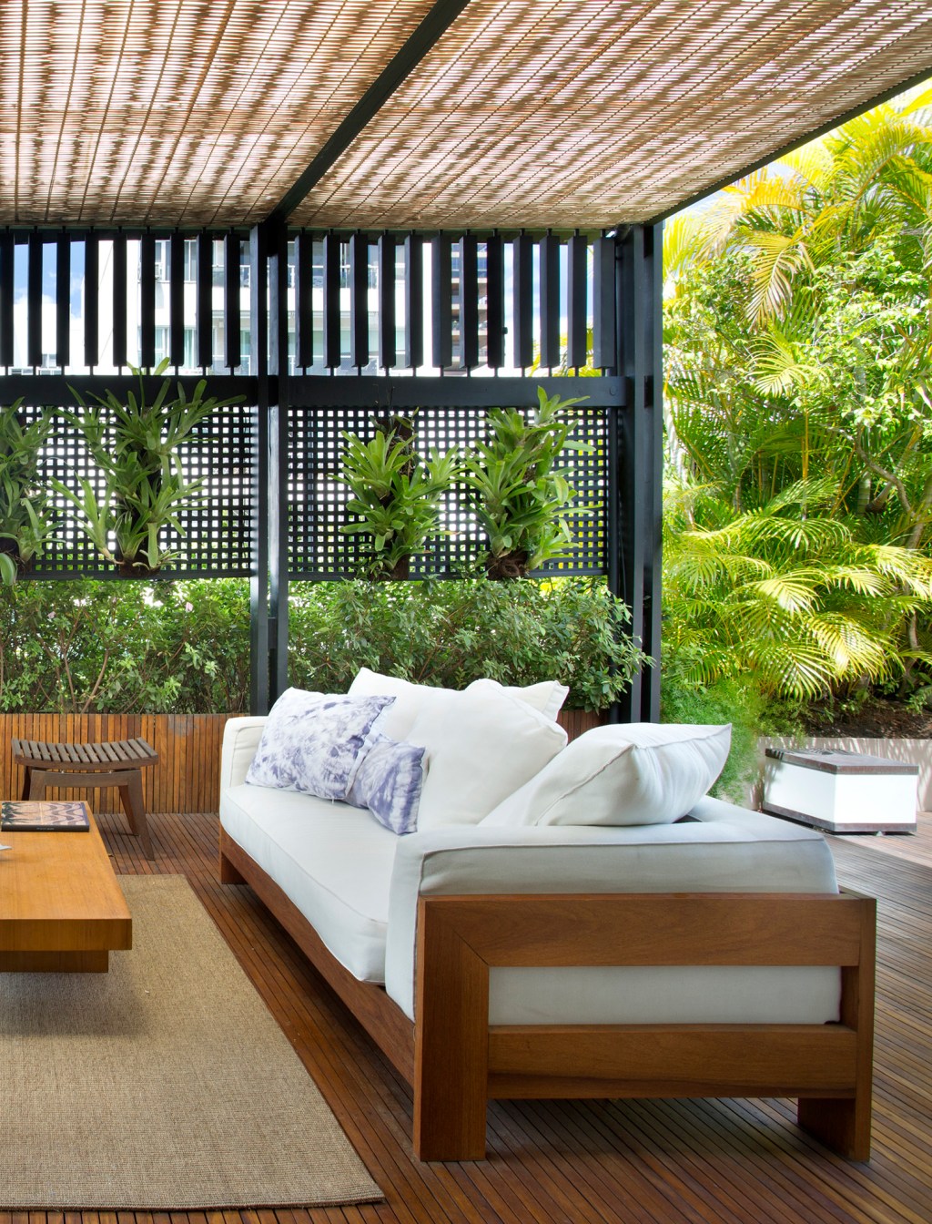 terraco-ganha-paisagismo-com-plantas-altas-para-criar-privacidade (6) Terraço paisagismo plantas altas Anna Luiza Rothier jardim banco sofa mesa