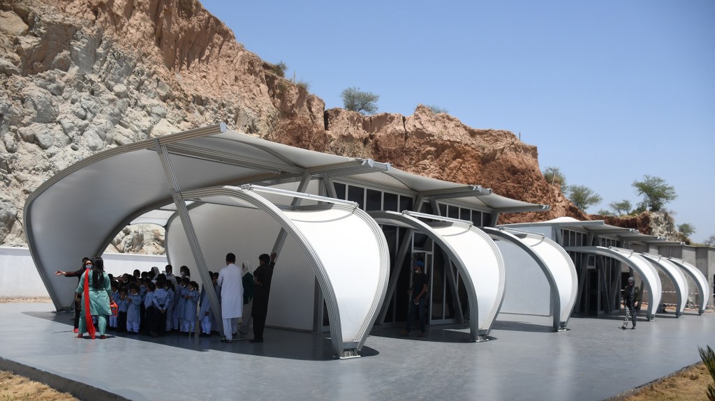 11_ZHA_EAA-Foundation-Tents_Pakistan_Photo-Courtesy-of-Education-Above-All-Foundation Tendas projetadas por Zaha Hadid Architects viram abrigos e escolas para refugiados