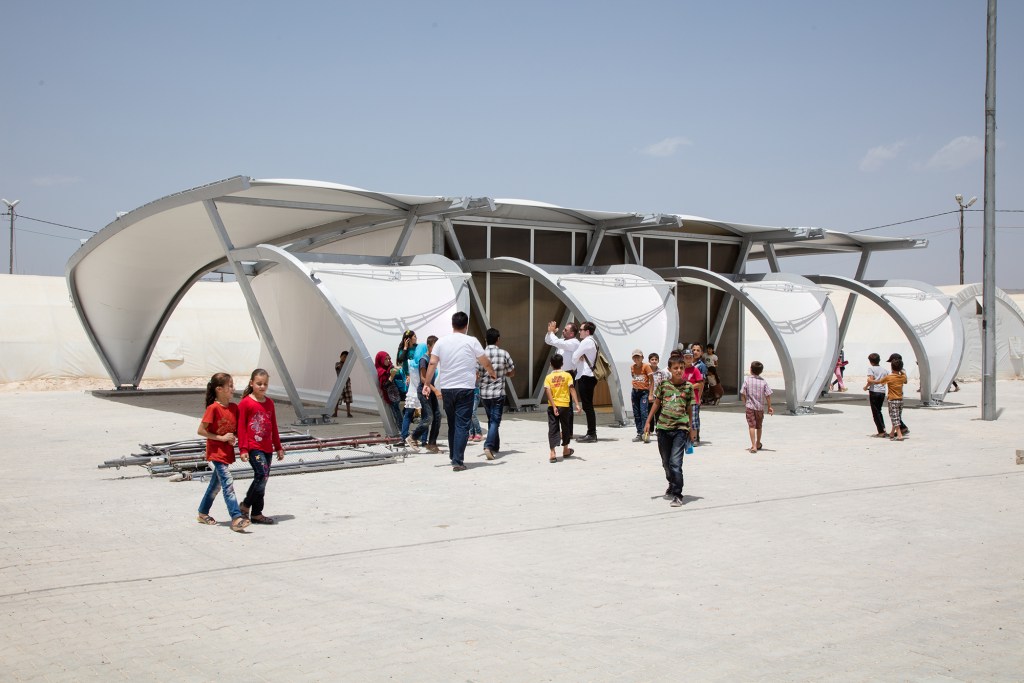 7_ZHA_EAA-Foundation-Tents_Turkey_Photo-by-Luke-Hayes Tendas projetadas por Zaha Hadid Architects viram abrigos e escolas para refugiados