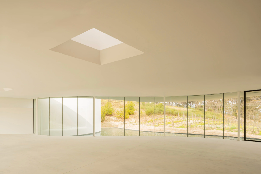 Captura de Tela 2023-01-24 às 16.34.28 Pavilhão Oscar Niemeyer é inaugurado em Château La Coste, no sul da França