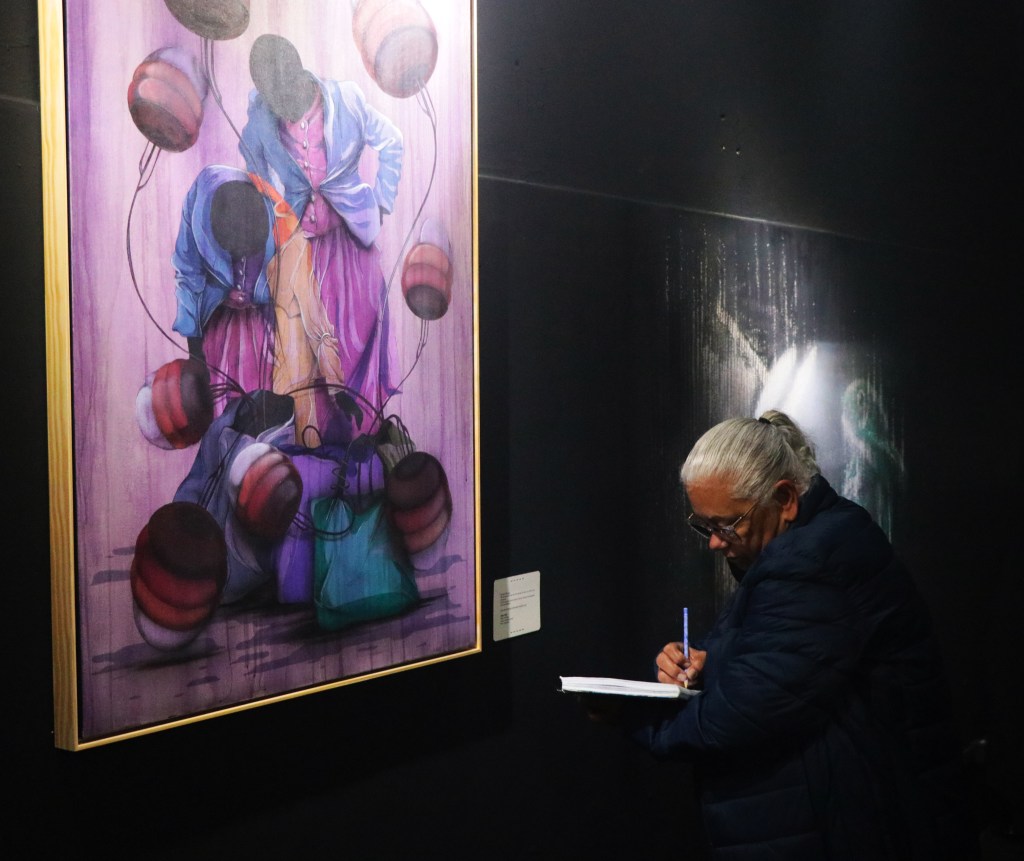 Ocupação Mateus Santos – senhora desenhando Exposição Intersecções: Negros(as), indígenas e periféricos(as) na cidade de São Paulo no Museu da Cidade, em São Paulo