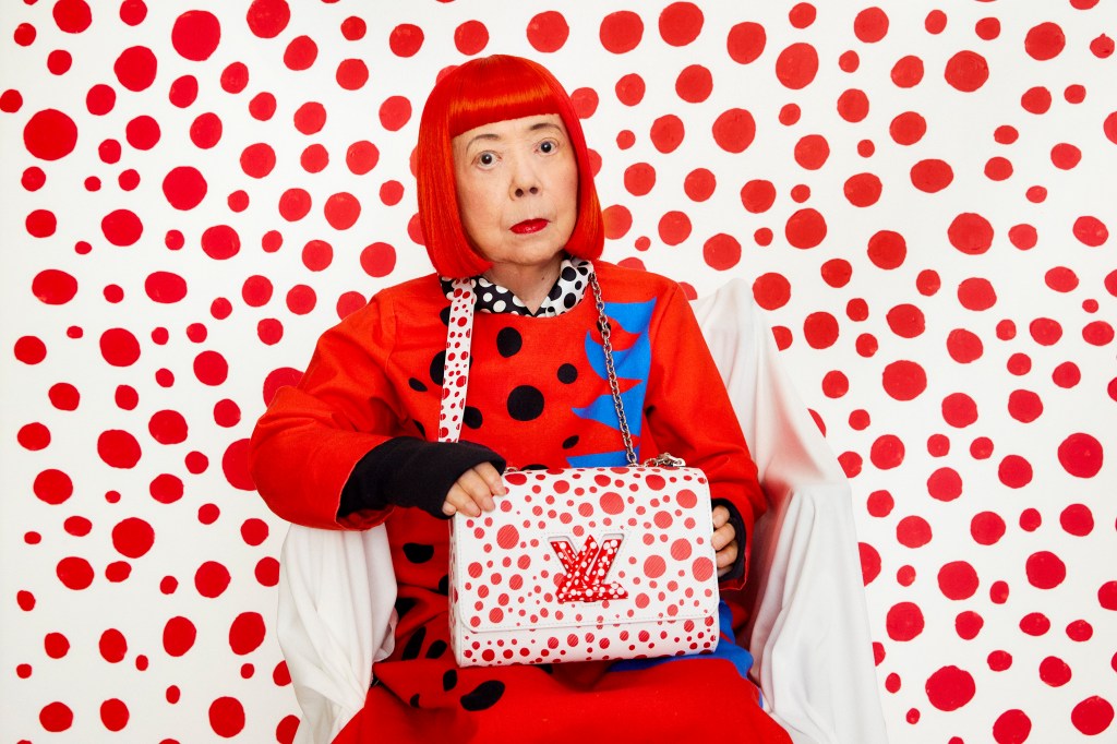 YAYOI-KUSAMA-2022-COPYRIGHT-OF-YAYOI-KUSAMA-PHOTO-BY-YUSUKE-MIYAZAKI-copy-1 Yayoi Kusama colabora com a Louis Vuitton em nova coleção.