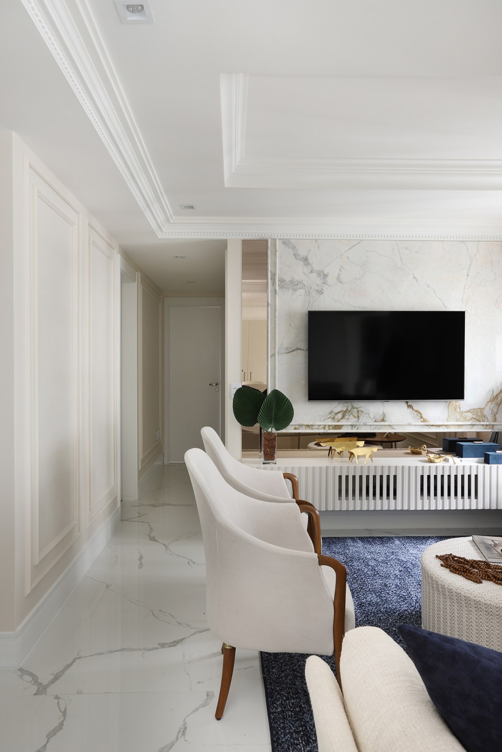 apartamento-de-140-m²-ganha-decor-classico-com-roupagem-moderna-credito-mariana-orsi (10) Gabriela Mendes apartamento clássico decoração living tv sofa tapete mesa