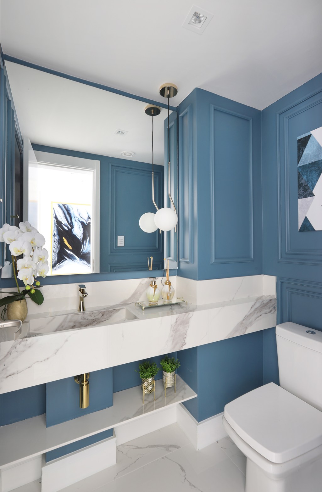 apartamento-de-140-m²-ganha-decor-classico-com-roupagem-moderna-credito-mariana-orsi (18) Gabriela Mendes apartamento clássico decoração lavabo azul petroleo moldura espelho
