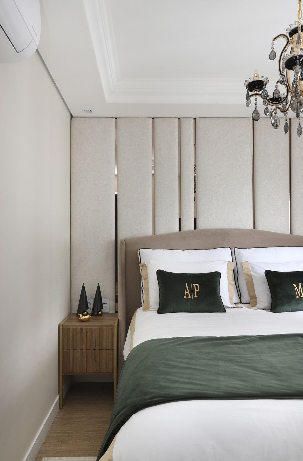 apartamento-de-140-m²-ganha-decor-classico-com-roupagem-moderna-credito-mariana-orsi (2) Gabriela Mendes apartamento clássico decoração quarto casal cama cabeceira