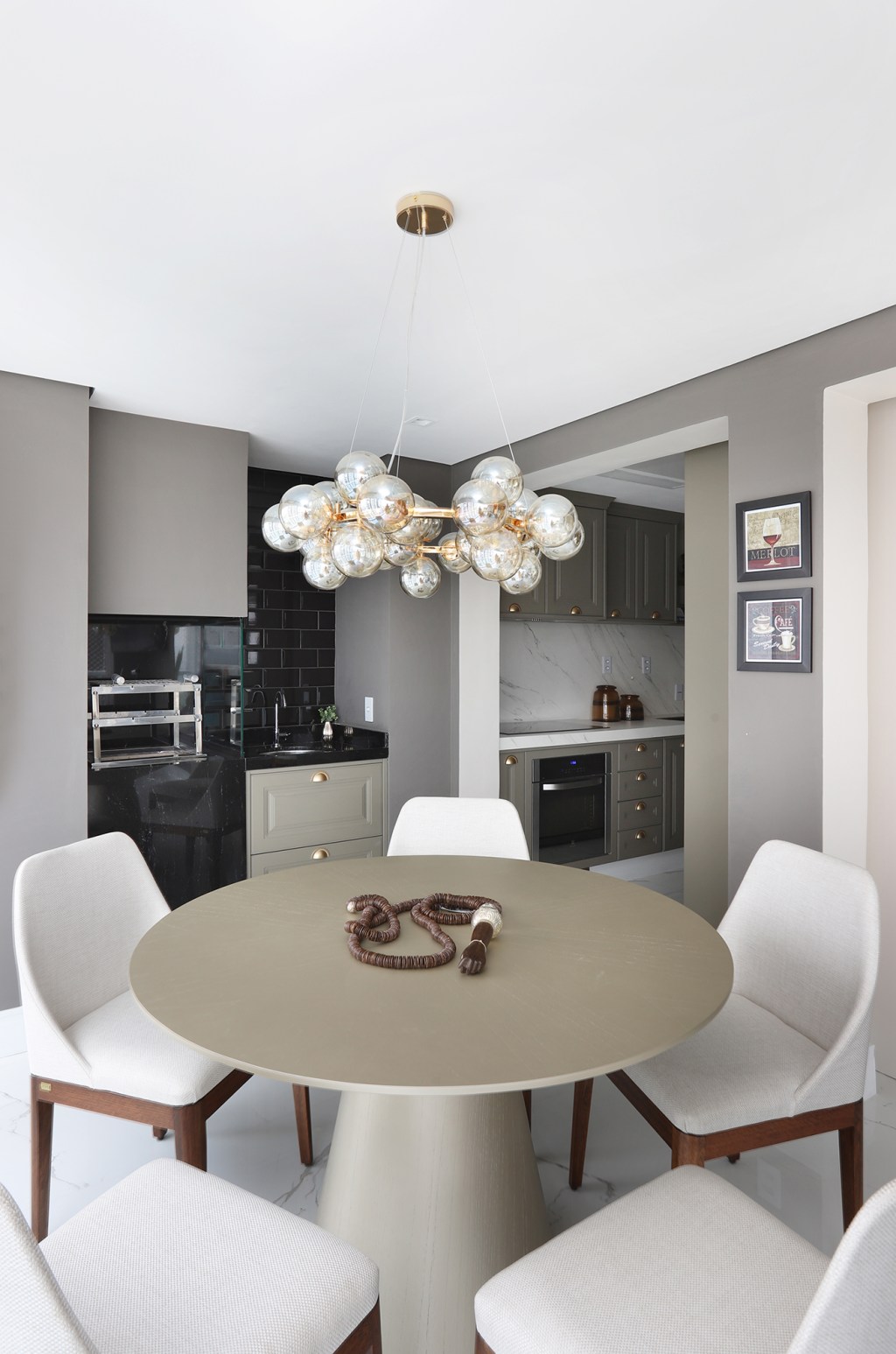 apartamento-de-140-m²-ganha-decor-classico-com-roupagem-moderna-credito-mariana-orsi (6) Gabriela Mendes apartamento clássico decoração varanda gourmet jantar mesa cadeira