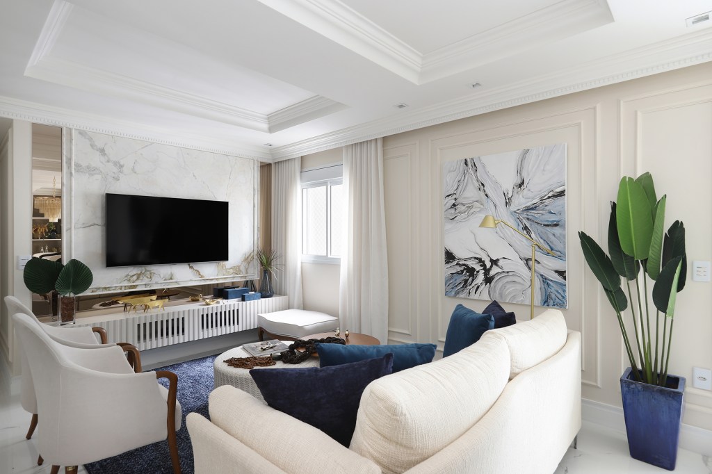 apartamento-de-140-m²-ganha-decor-classico-com-roupagem-moderna-credito-mariana-orsi (9) Gabriela Mendes apartamento clássico decoração living tv sofa tapete mesa