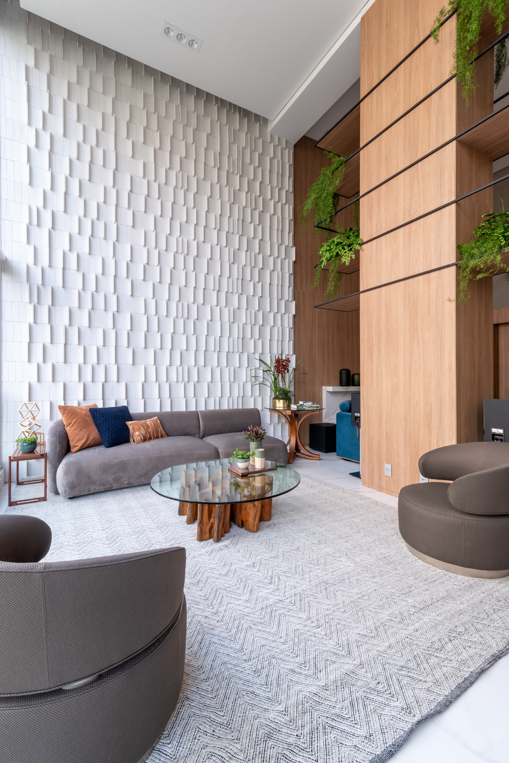 apartamento-pe-direito-duplo-repleto-de-luz-natural-sabrina-salles-julia-herman (2) Apartamento pé-direito duplo luz natural Sabrina Salles sala estar madeira poltrona sofa tapete varanda