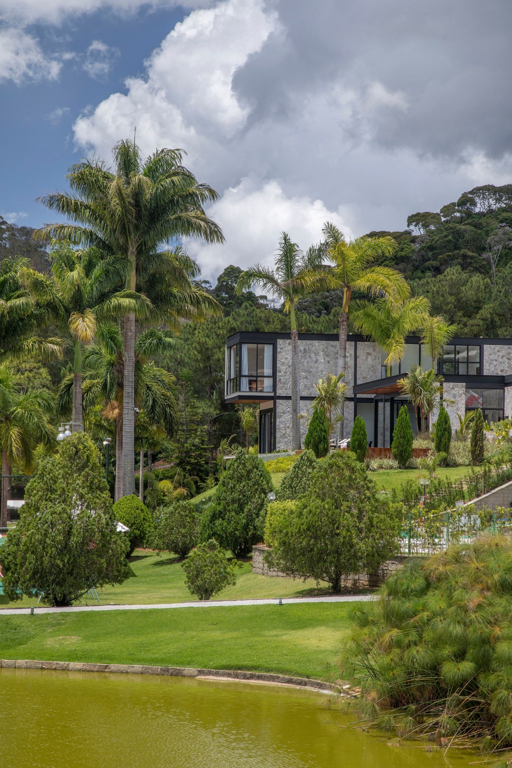 casa-de-campo-em-topo-da-montanha-fica-em-meio-a-palmeiras-imperiais-gigantes-denilson-machado (11) Casa de campo palmeiras imperiais gigantes Beta Arquitetura Rio de Janeiro Bernardo Gaudie-Ley Tânia Braida casacor arquitetura fachada paisagismo jardim lago
