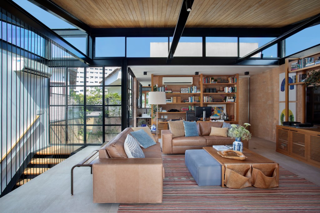 casa-de-vila-ganha-andar-extra-jardim-de-inverno-e-decor-industrial (10) Casa vila Escala Arquitetura Rio de Janeiro reforma arquitetura sala sofa vidro escritorio