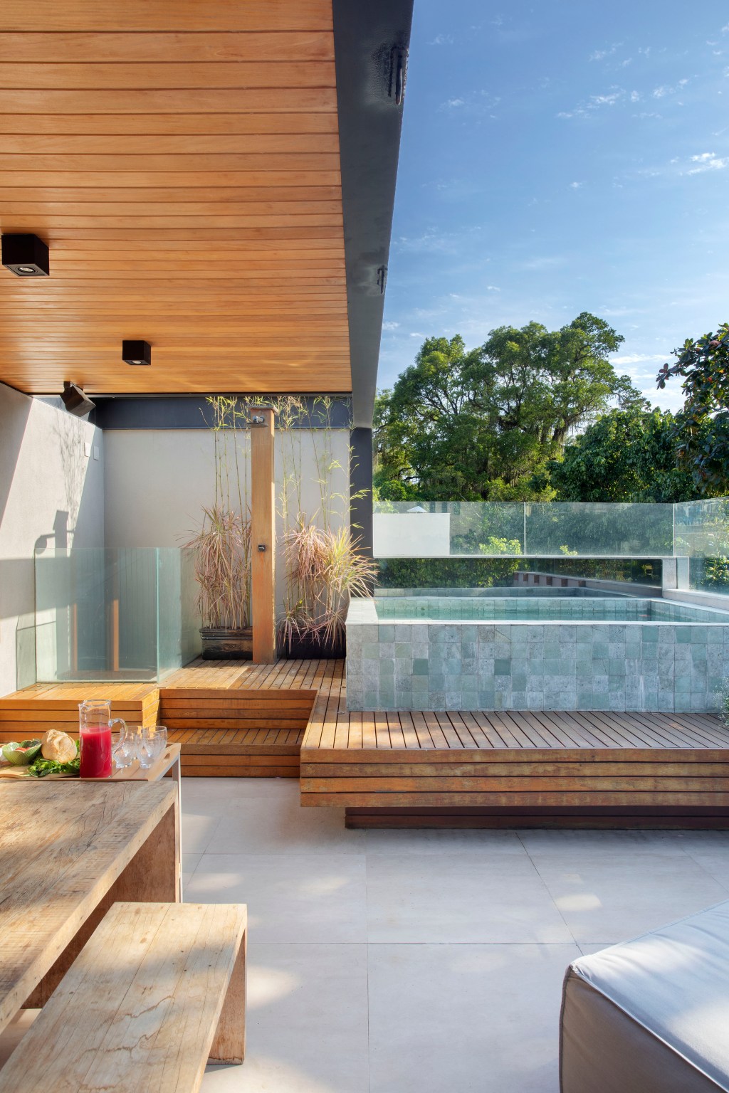 casa-de-vila-ganha-andar-extra-jardim-de-inverno-e-decor-industrial (12) Casa vila Escala Arquitetura Rio de Janeiro reforma arquitetura terraço piscina madeira