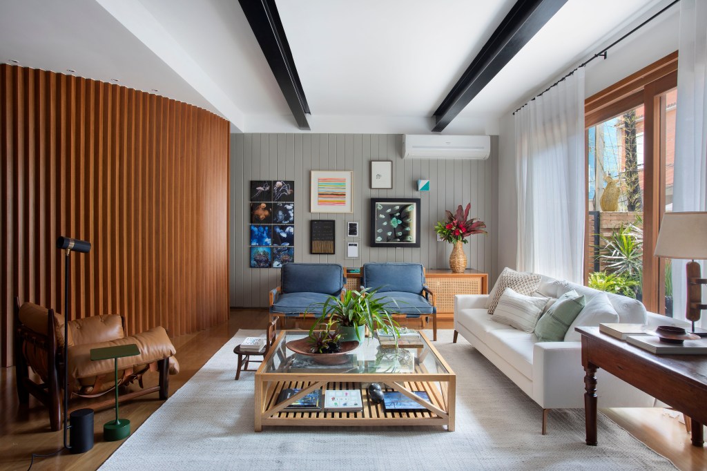 casa-de-vila-ganha-andar-extra-jardim-de-inverno-e-decor-industrial (13) Casa vila Escala Arquitetura Rio de Janeiro reforma arquitetura sala estar sofa ripado mesa madeira