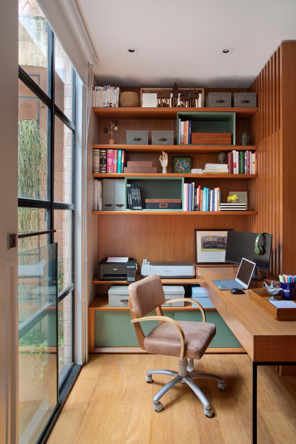 casa-de-vila-ganha-andar-extra-jardim-de-inverno-e-decor-industrial (15) Casa vila Escala Arquitetura Rio de Janeiro reforma arquitetura home office cadeira mesa estante