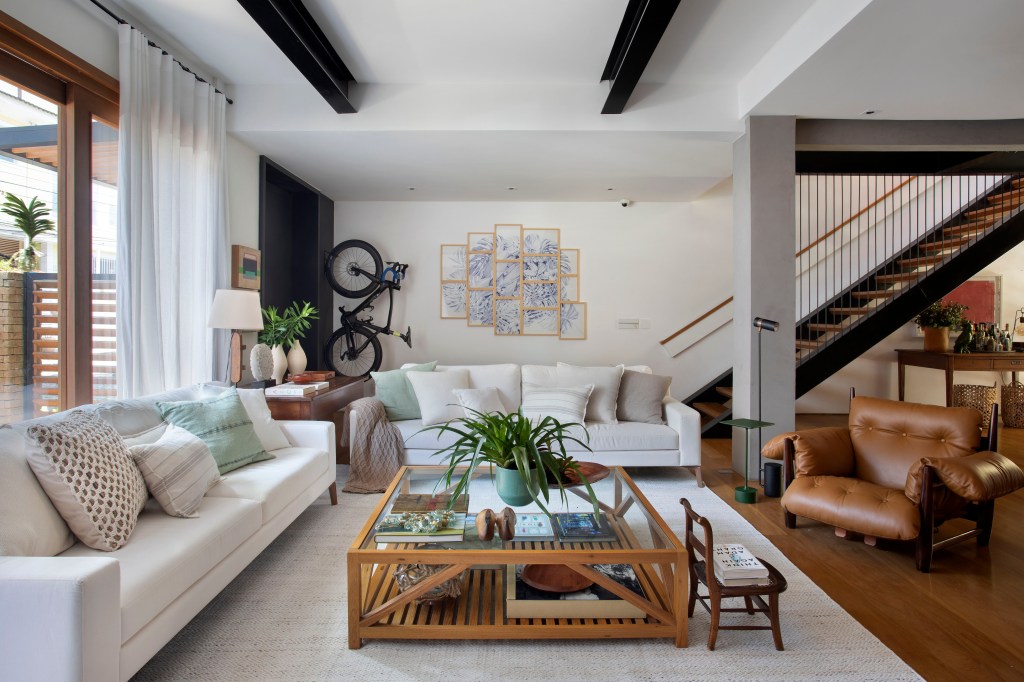 casa-de-vila-ganha-andar-extra-jardim-de-inverno-e-decor-industrial (26) Casa vila Escala Arquitetura Rio de Janeiro reforma arquitetura sala estar escada sofa mesa bicicleta