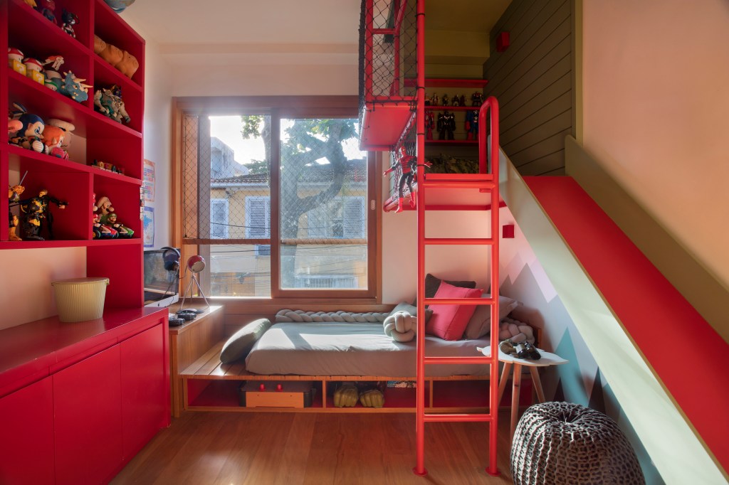 casa-de-vila-ganha-andar-extra-jardim-de-inverno-e-decor-industrial (29) Casa vila Escala Arquitetura Rio de Janeiro reforma arquitetura quarto criança infantil marcenaria vermelho