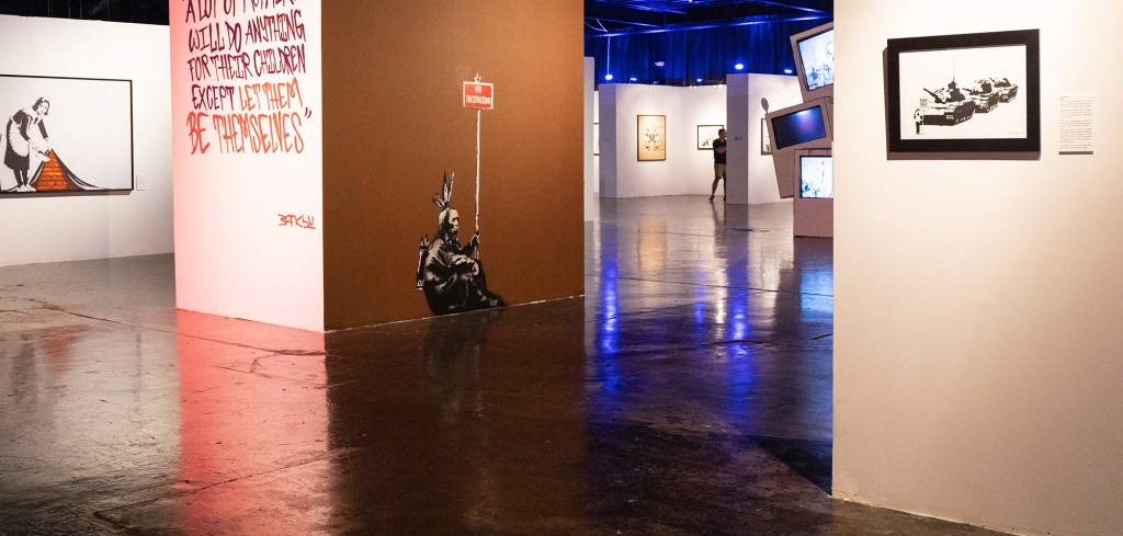 mostra-imersiva-sobre-banksy-em-sp-apresenta-mais-de-150-obras (14) Mostra imersiva sobre Banksy em SP apresenta mais de 150 obras
